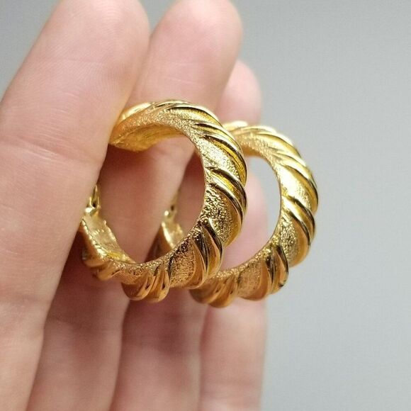 Vintage Monet Gold Tone Clip On Hoop Earrings, Spiral Texture Design, Signed - Picture 1 of 8